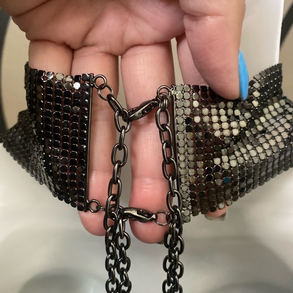 Express Keyhole Crop Top - Picture 2 of 8